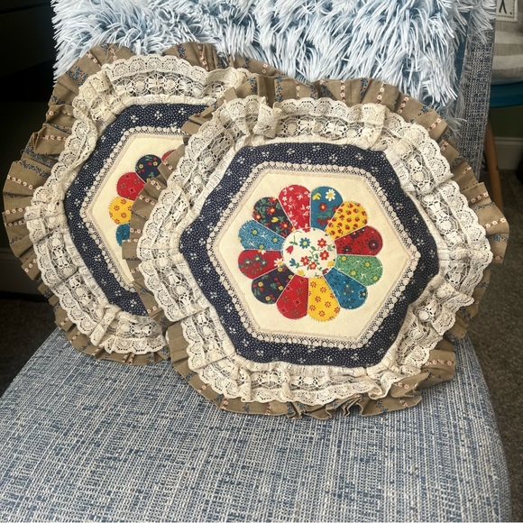 Lot of 2 Throw Pillows Multi Color Floral Vintage Cottagecore Home Decor - Picture 1 of 8